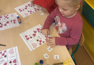 Otylia i Maks przeliczają serduszka i wklejają odpowiednią liczbę