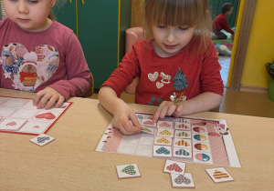 Emilka układa serduszka - pomoc dydaktyczną na rzepy - przegotowanie do kodowania