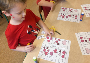 Kacper i Emilka doskonalą wycinanie i przeliczanie w granicach swoich możliwości