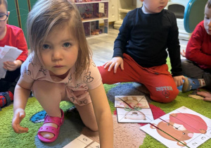 Stefan i Wiktoria układają walentynkowe puzzle