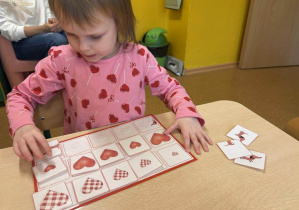 Kinga układa serduszka od najmniejszego do największego i odwrotnie