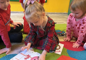 Kinga i Kacper dopasowują serduszka, a Antosia układa walentynkowy obrazek