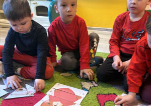 Artem, Stefan i Jaś układają walentynkowe obrazki pocięte na kilka części