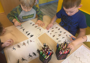 Kajetan i Maks łączą w pary dinozaury