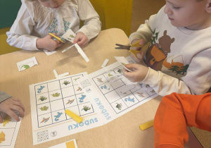 Kacper i Kinga wycinają i układają sudoku z dinozaurami