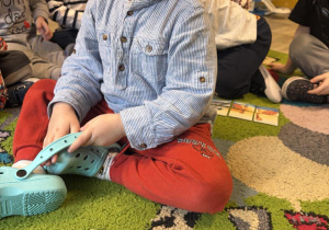 Stefan układa obrazek z dinozaurami pocięty na 6-8 elementów