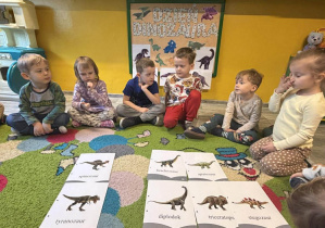 Dzieci z grupy I dzielą dinozaury na roślinożerne i mięsożerne