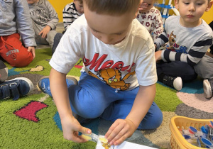 Artem odszukuje odpowiedniego dinozaura