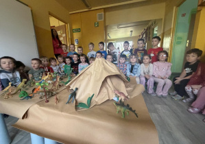 Dzieci z grupy I przygotowały makietę wulkanu i prehistoryczny świat