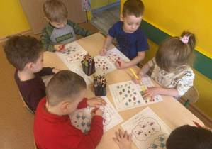 Karty pracy z dinozaurami