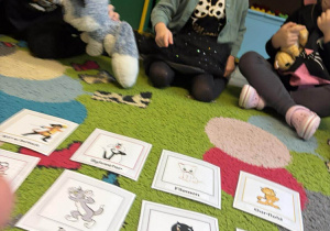 Dzieci z grupy I poznają bajkowe koty