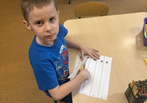 Oliwier doskonali wycinanie - pandowe wycinanki