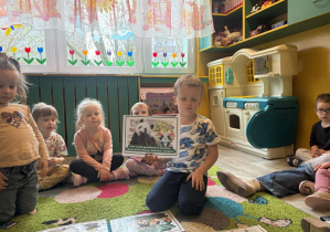 Dzieci z grupy pierwszej słuchają ciekawostek na temat życia Pandy Wielkiej