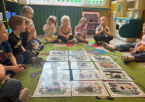 Dzieci z grupy pierwszej słuchają ciekawostek o pandach