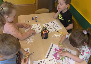 Maks, Otylia i Kajetan doskonalą wycinanie i znajomość figur geometrycznych, natomiast Emilka rysuje drogi w labiryncie - pomaga pandom dojść do bambusa. Emilka