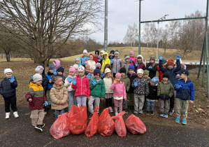 Zdjęcie grupowe z zebranymi workami śmieci