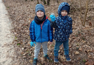 Dwóch chłopców szuka śmieci