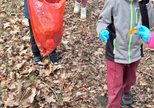 Dzieci idą w stronę poszukiwania śmieci