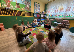 Dzieci z grupy I słuchają opowiadania pani Kasi na temat tolerancji i akceptacji
