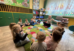 Zabawa ruchowa w kole, dzieci naśladują ruchy wron.